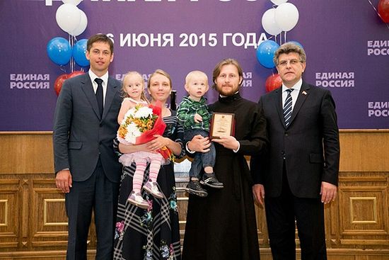 Владимир Панарин с семьей на церемонии вручения премии «10 добрых дел». Фото из личного архива