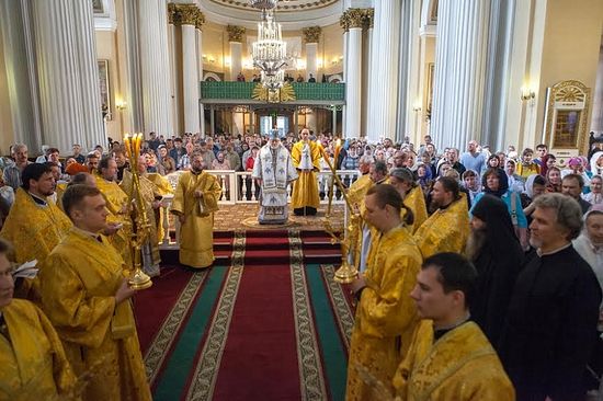 Bishop Paul celebrates Divine Liturgy in St. Petersburg’s Holy Trinity Cathedral at the St. Alexander Nevsky Lavra.