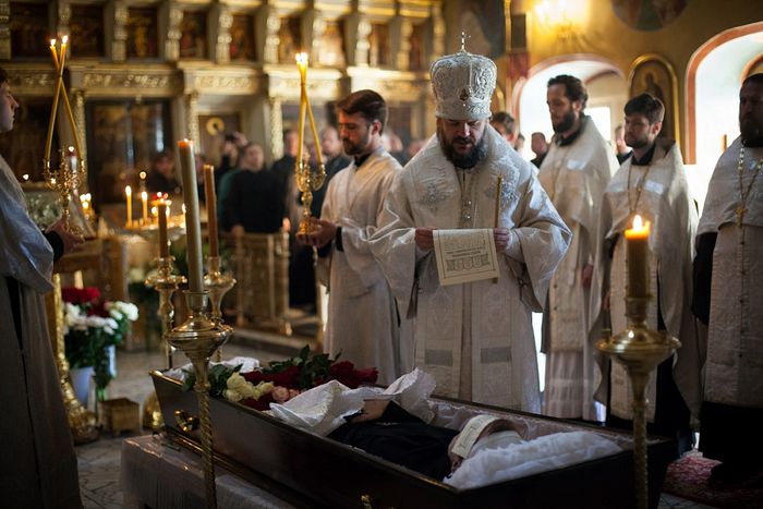 Архиепископ Петергофский Амвросий читает разрешительную молитву на отпевании Петра Гудкова