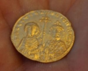 This perfectly preserved gold coin of Byzantine Emperor Nicephorus II Phocas has been found in the ruins of the medieval Bulgarian city of Karvuna in today’s Balchik. Photo: Balchik Municipality
