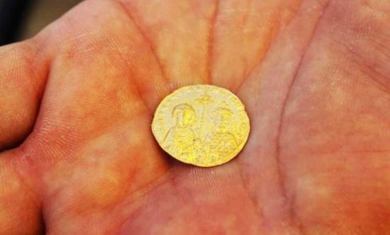 Another view of the newly discovered medieval Byzantine gold coin from Bulgaria’s Balchik. Photo: Top Novini Dobrich