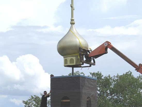 The golden onion dome is lowered on top of the tower of the new Saint Job of Pochaiv Orthodox Church Friday on Trinity Dr. Photo by Leland Lehman/ladailypost.com