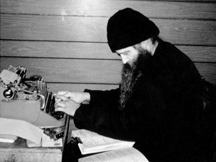 Великий пост 1971 г. О. Серафим за работой в монастырской трапезной, тогда еще недостроенной