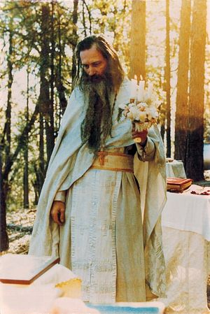 О. Серафим (Роуз) служит Божественную литургию в понедельник Светлой седмицы (14 / 27 апреля) 1981 г. в наружной часовне, на том месте, где он похоронен