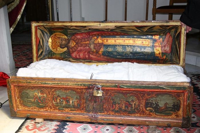 Киот с мощами святого Йована Владимира