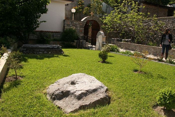 Двор церкви Богородицы Челницы в Охриде