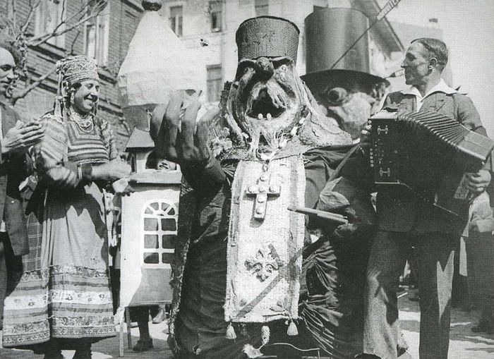 Антирелигиозное представление на улицах Москвы. 1931 год