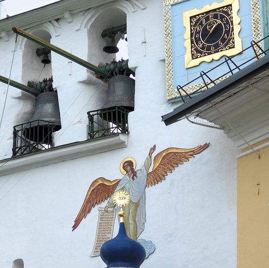 Свято-Успенский Псково-Печерский монастырь. Изображенный на стене ангел указывает на часы — напоминает о быстротечности и необратимости земного времени