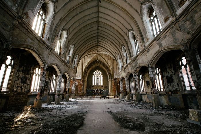 Заброшенный католический храм в Детройте