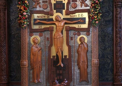 Распятие, стоящее в соборе Сретения Владимирской иконы Божией Матери у южной стены. Сретенский монастырь