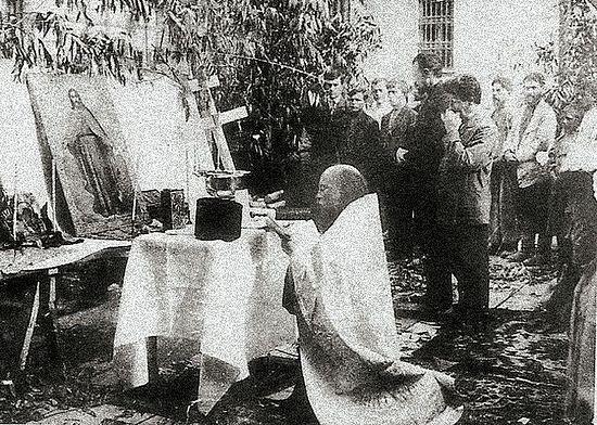 Fr. Alexei Mechev serving a moleben at the founding of the rectory on Maroseika
