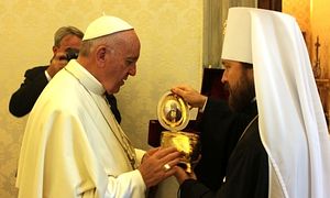 Met. HIlarion (Alfeyev) gifting the relics of St. Seraphim of Sarov to the Pope of Rome. Photo: https://mospat.ru/en/2016/09/15/news135747/