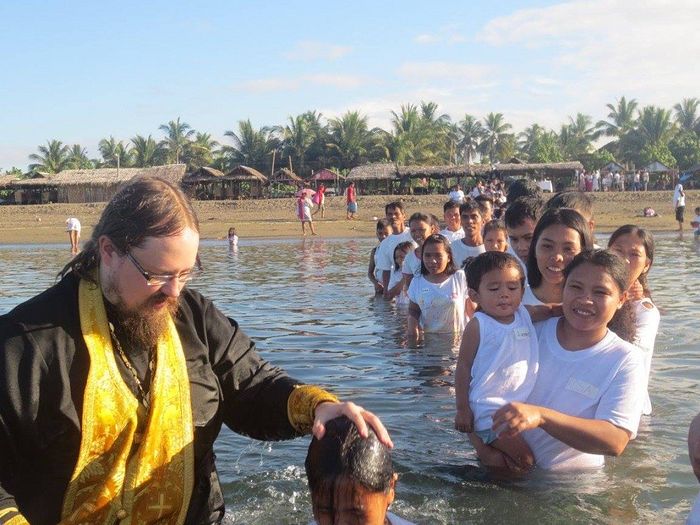 Fr. George Maximov, celebrating a mass Baptism in the Philippines. Photo: http://journeytoorthodoxy.com/2016/02/99-baptized-in-mass-baptism-into-orthodoxy/