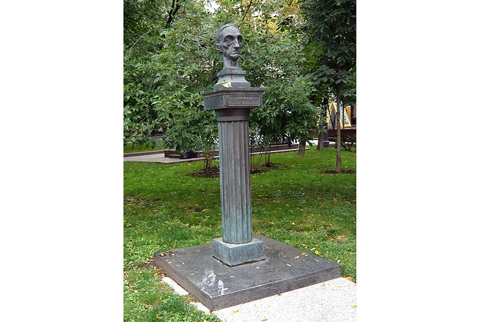 Памятник Ивану Шмелеву в Большом Толмачевском переулке