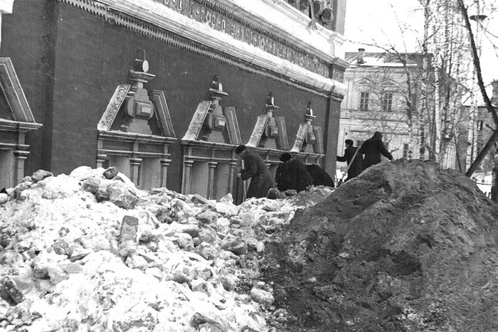 Уборка мусора перед Покровским храмом в 1955 году