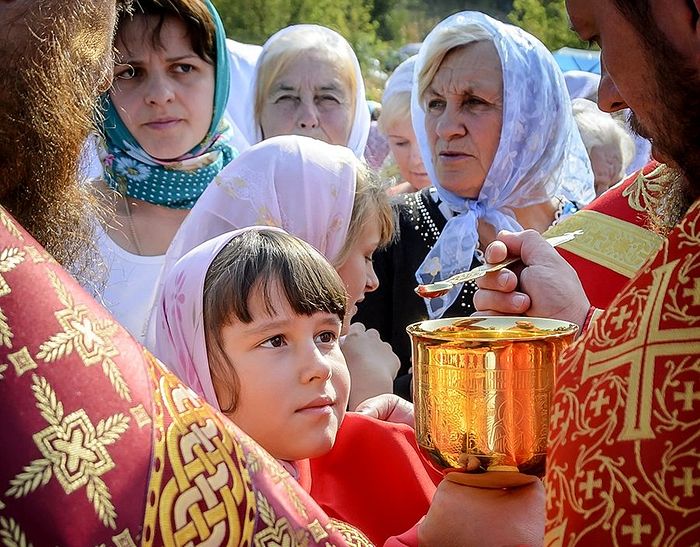 Сколько нужно поститься чтобы причаститься. Что можно и что нельзя перед причастием? Можно ли причащаться в воскресный день, если не был в субботу на всенощном бдении из-за послушания родителям? Грех ли в воскресный день не пойти на службу, если родным по