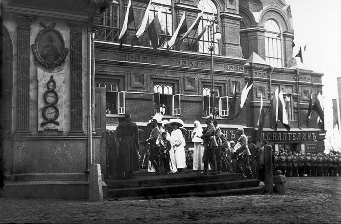 Tsesarevich Aleksei with his family arriving at the Iverskaya Chapel at the Kremlin in May 1912. © Liki Rossii, 2016