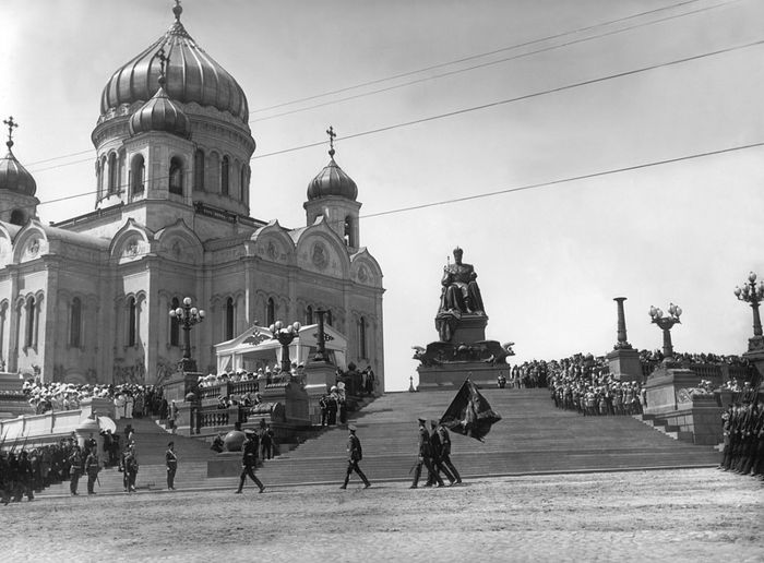 Emperor Nicholas II and his family during the opening ceremony of the monument to Alexander III, 30 May 1912. © Liki Rossii, 2016