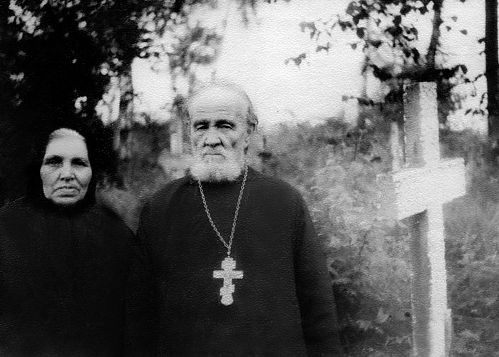 Священник Василий Гундяев с супругой Параскевой Ивановной на кладбище в с. Оброчном. 1960-е гг.