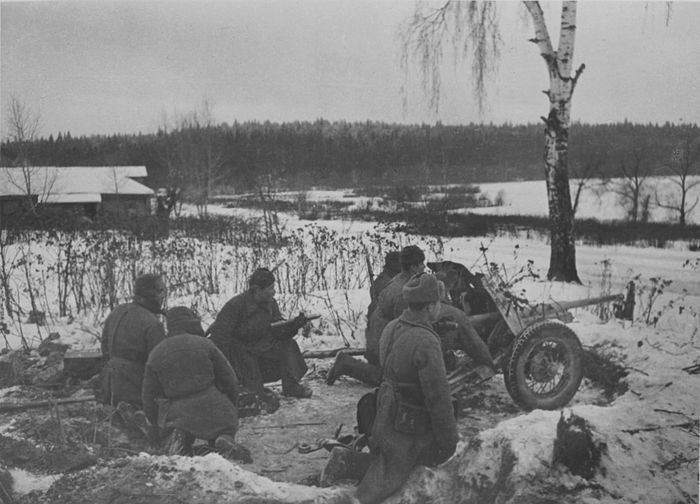 Расчёт 45-мм противотанковой пушки 53-К на окраине деревни под Москвой, ноябрь-декабрь 1941.