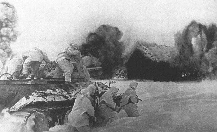 Т-34 с танковым десантом атакует занятую противником деревню, Западный фронт, декабрь 1941.
