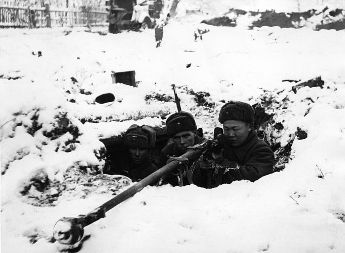 Расчёт противотанкового ружья ПТРД-41 на позиции во время битвы за Москву. Московская область, зима 1941—1942.