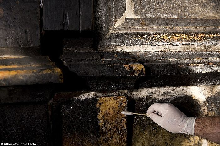 The Edicule and the tomb are currently being restored by scientists from the National Technical University of Athens. Using cotton swabs dipped into a solution of liquid soap and water, centuries-old layers of wax and carbon dioxide are scrubbed away by a restoration expert