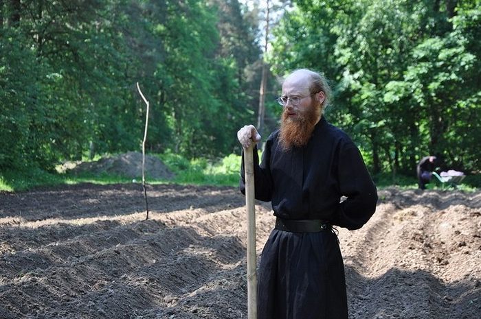  Редактор издательства Пафнутьева Боровского монастыря отец Иосиф занимается не только книгами и монастырской газетой