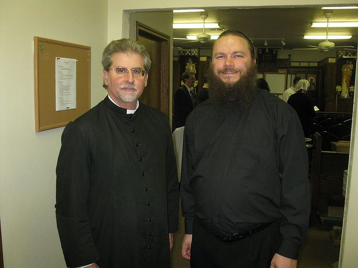 Отец Джозеф Глисон (справа) после рукоположения в диаконы