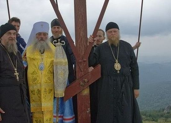 Водружение Алтайской митрополией поклонного креста на горе Синюха