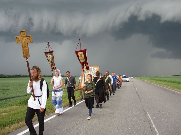 Участники 2000-км крестного хода Севастополь-Смоленск