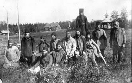 Архиепископ Иларион (Троицкий) среди духовенства в Соловецком лагере (седьмой слева). Фото с сайта brooklyn-church.org