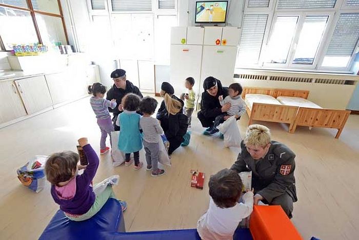 Деца су се обрадовала посети припадника специјалне јединице (Фото Војска Србије)