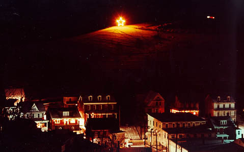 Christmas morning in Glen Rock as photographed by Charles Ehrman. Photo: http://www.glenrockcarolers.org/