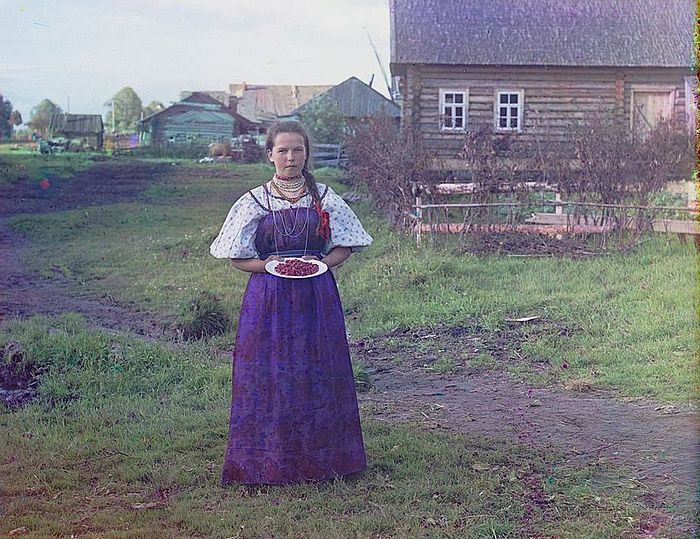 Девушка с земляникой. 1909. Фотография: С. М. Прокудин-Горский