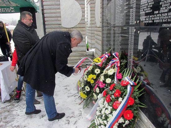 Скелани: Централни споменик српским цивилима и војницима - полагање цвијећа. Фото: СРНА