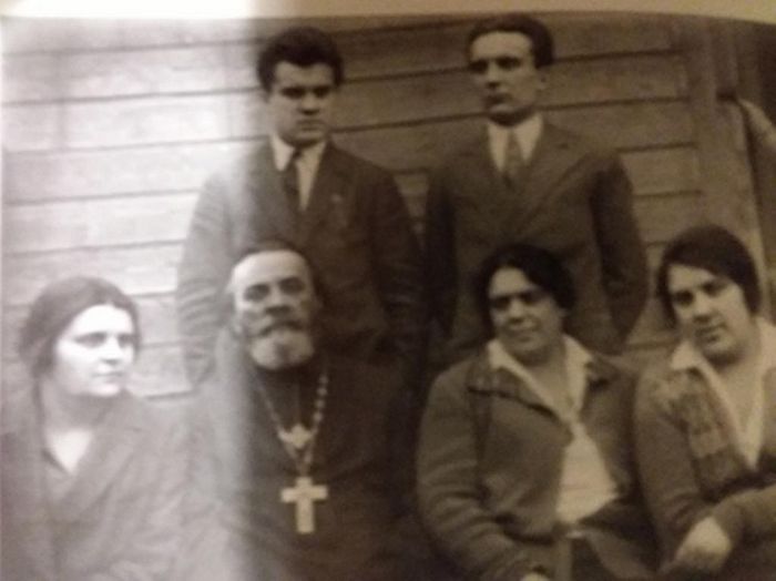 Семья священника Иоанна Артоболевского. Слева стоит Иван Артоболевский