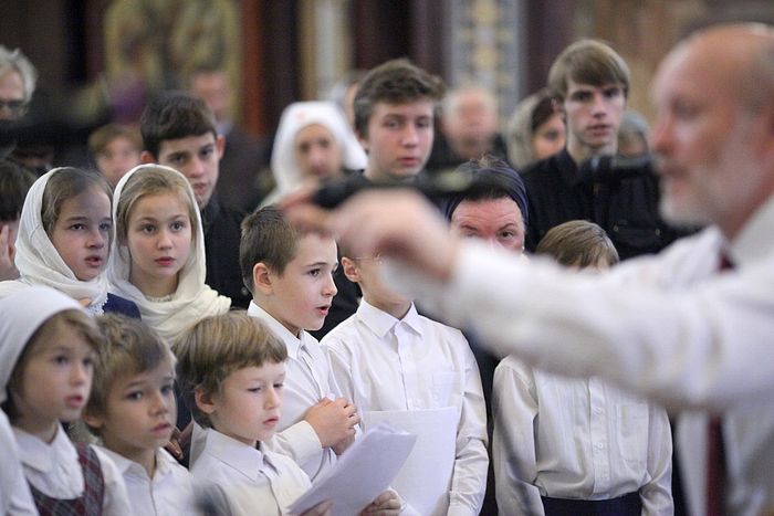 Поют дети из хоровой студии «Царевич» при Димитриевской школе
