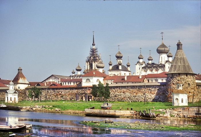 Solovetsky Transfiguration Monastery, southwest view at harbor. From left: Chapel of St. Alexander Nevsky; west wall; Refectory Church of Dormition; bell tower; Church of Annunciation over Holy Gate; Church of St. Nicholas; Transfiguration Cathedral; Chapel of Sts. Peter & Paul. June 29, 1999. / Photo: William Brumfield