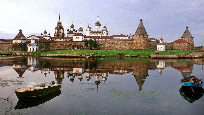 Solovetsky Transfiguration Monastery, southwest view across Bay of Felicity. Dusk at midnight, June 29, 1999. Source: William Brumfield