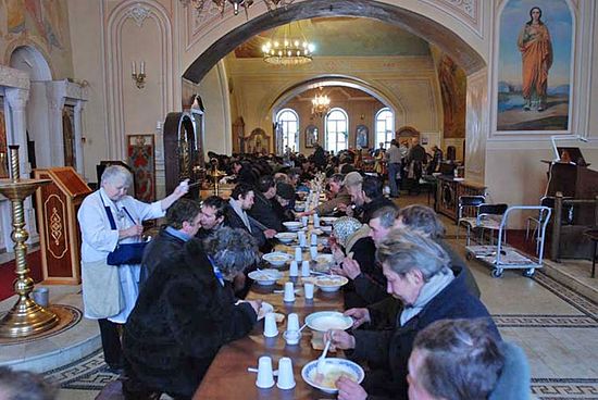 A "Friends on the Street" meal for the homeless in the Church of Sts. Cosmas and Damian. Photo: Rublev.com