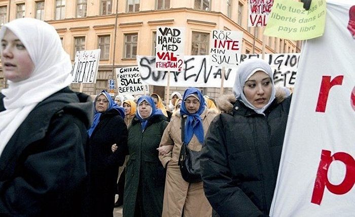 Стокгольм. Протест мусульман против законопроекта о запрете ношения хиджабов во французских школах