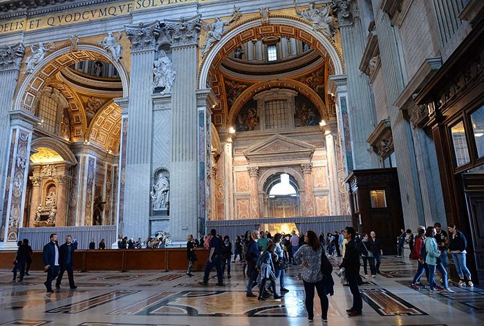 Туристы в соборе святого Петра в Ватикане. Фото: РИА Новости/Наталья Селиверстова