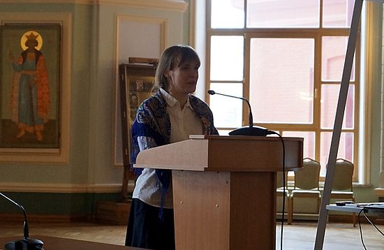 Выступает руководитель Фонда помощи пожилым людям «Старость в радость» Елизавета Олескина