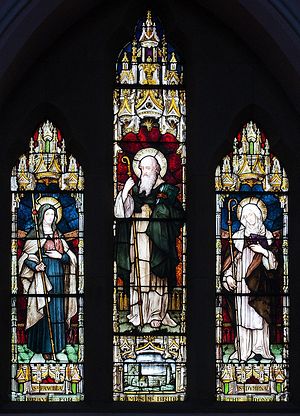 Витраж с изображением святой Фанхеи с двумя другими святыми - Молайше и Димфной