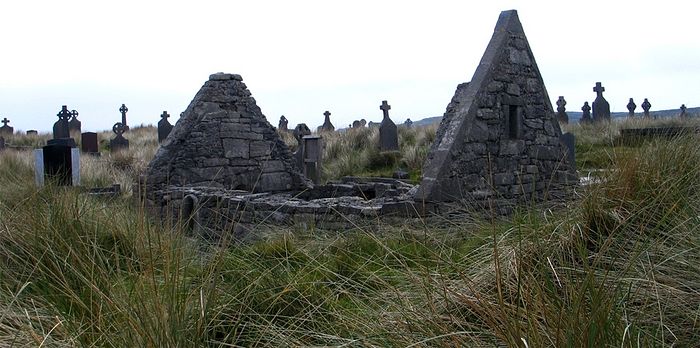 Остатки монастырской церкви 'Teaghlach Einne' на острове Инишмор (фото - J. Demetrescu, сайт 'Saints and Stones')