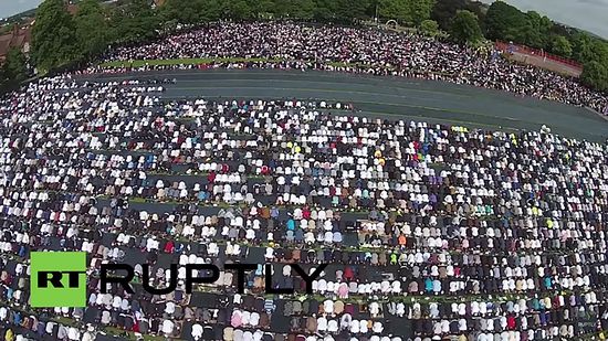 Thousands of Muslims participate in a public outdoor prayer service in Birmingham, England, on July 6, 2016. Photo: RT video screenshot.
