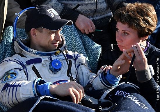 Космонаут Рижиков се одмара након слетања капсуле