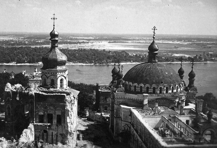 Руины Успенского собора Киево-Печерской лавры после войны