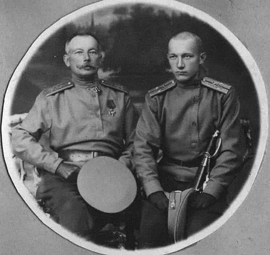 Отец и сын Никитины перед отъездом на фронт, 1914 год.